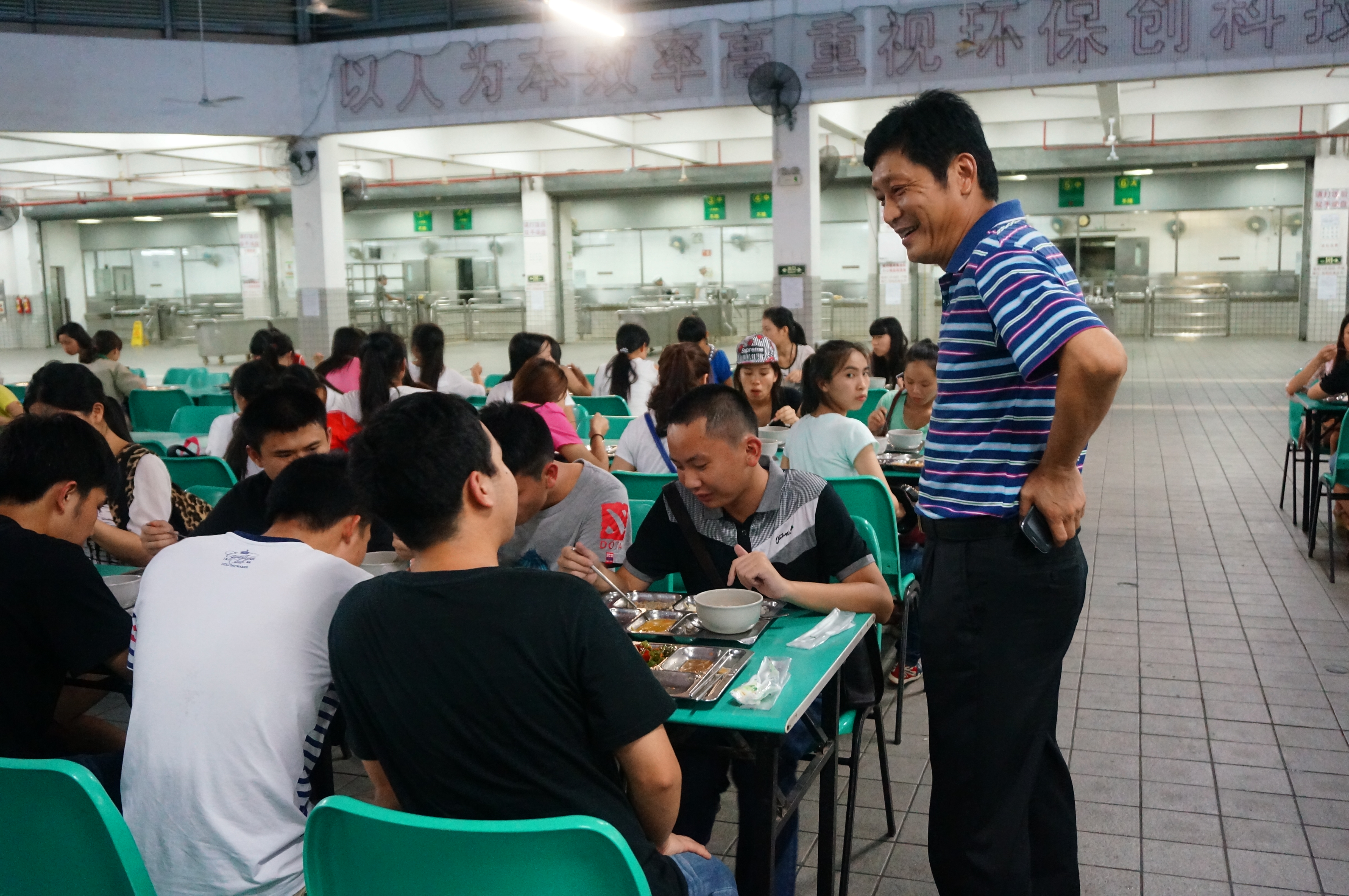 高勇军书记查看学生用餐情况